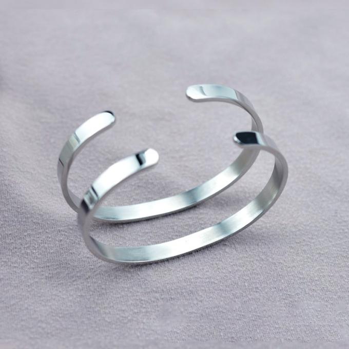 Braceletes feitos sob encomenda C-dados forma forma das mulheres das pulseira das mulheres de aço inoxidável abertas do bracelete da pulseira do encanto do bracelete