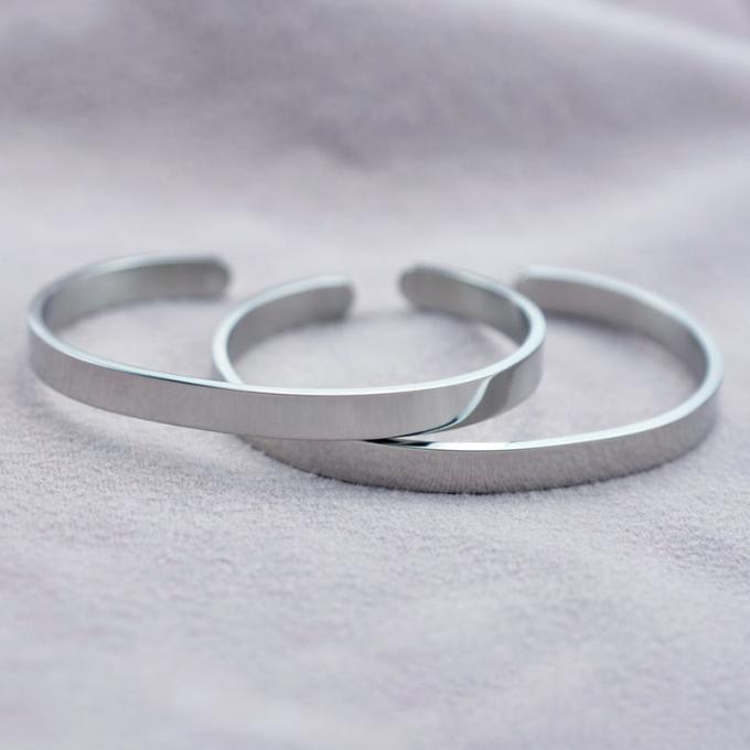 Braceletes feitos sob encomenda C-dados forma forma das mulheres das pulseira das mulheres de aço inoxidável abertas do bracelete da pulseira do encanto do bracelete