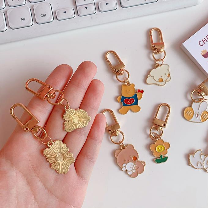 Desenhos animados bonitos Keychains dos acessórios pequenos por atacado dos ornamento do saco do pendente do metal da flor da corrente chave do coelho para mulheres