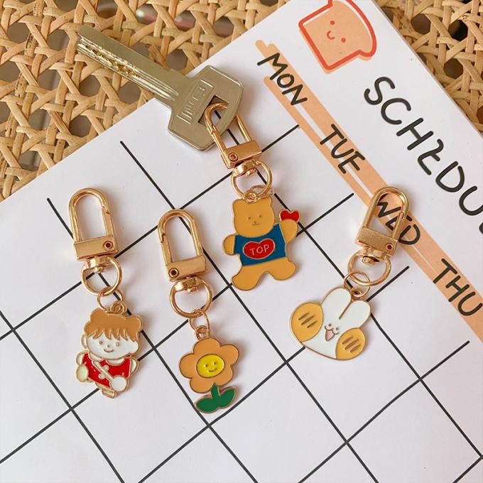Desenhos animados bonitos Keychains dos acessórios pequenos por atacado dos ornamento do saco do pendente do metal da flor da corrente chave do coelho para mulheres